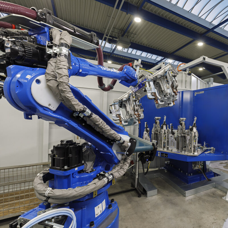 Pre-owned YASKAWA MOTOMAN GP250 Heavy-Payload Robot, 250kg Payload 2710mm Reach, YRC1000, Ex-factory Tested Robot Unit