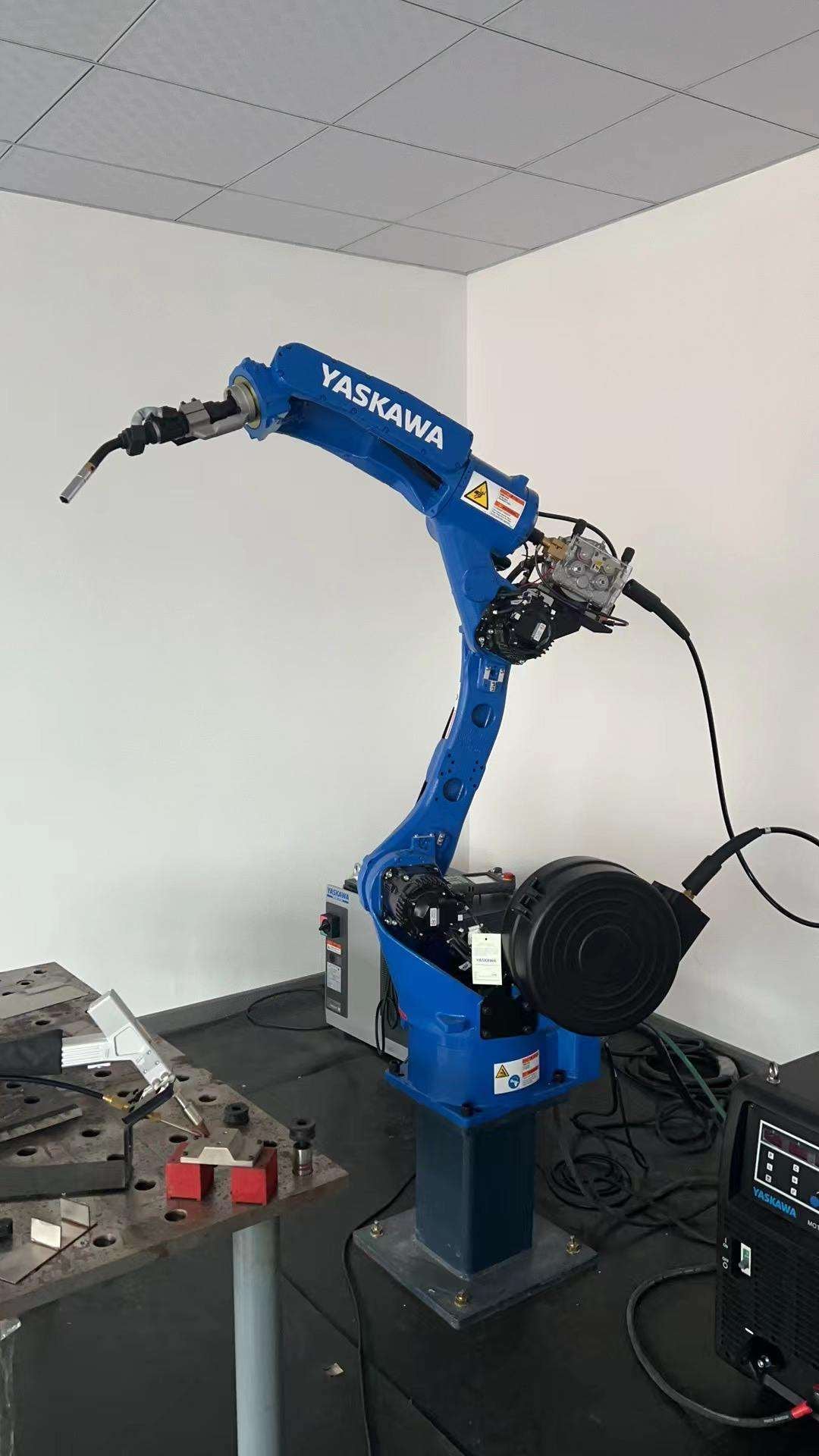 Pre‑owned Yaskawa SP185R Long Reach Overhead Robot For Automotive Spot Welding