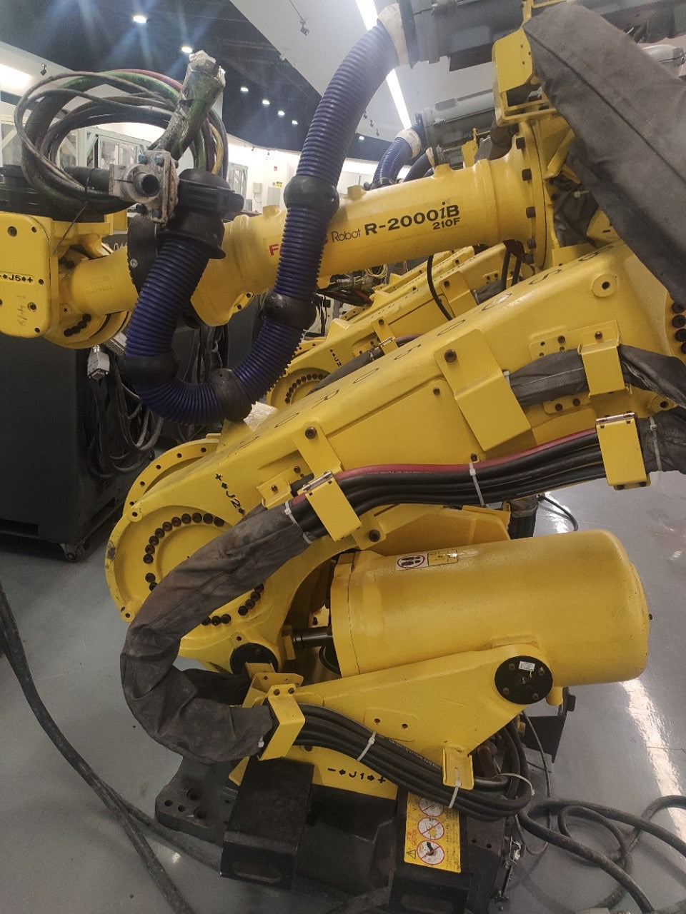 Pre-used FANUC R-2000iB/170CF Compact 6-Axis Robot 170kg Payload for Narrow-Cell Heavy-Duty Automation