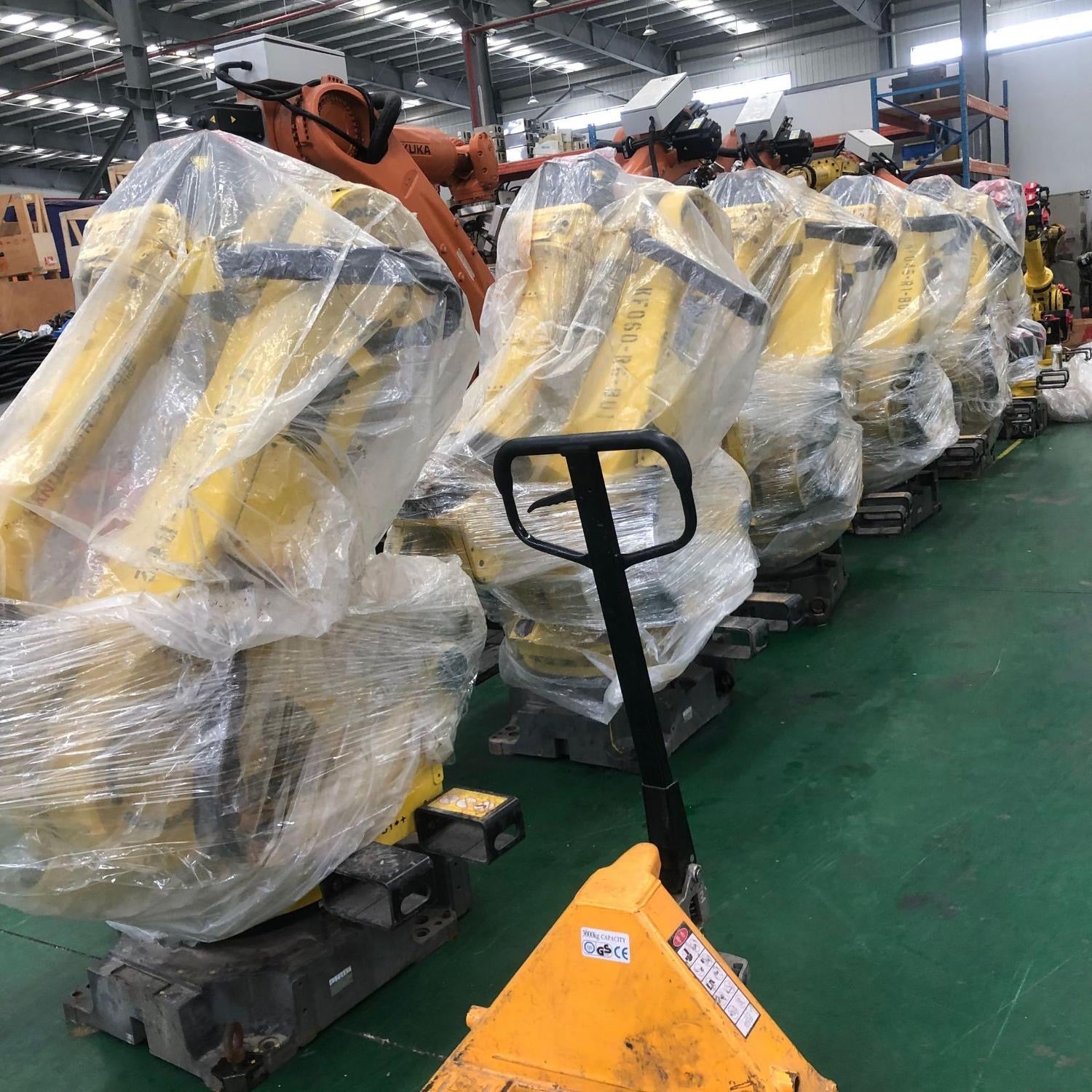 Pre-used FANUC R-2000iB/170CF Compact 6-Axis Robot 170kg Payload for Narrow-Cell Heavy-Duty Automation