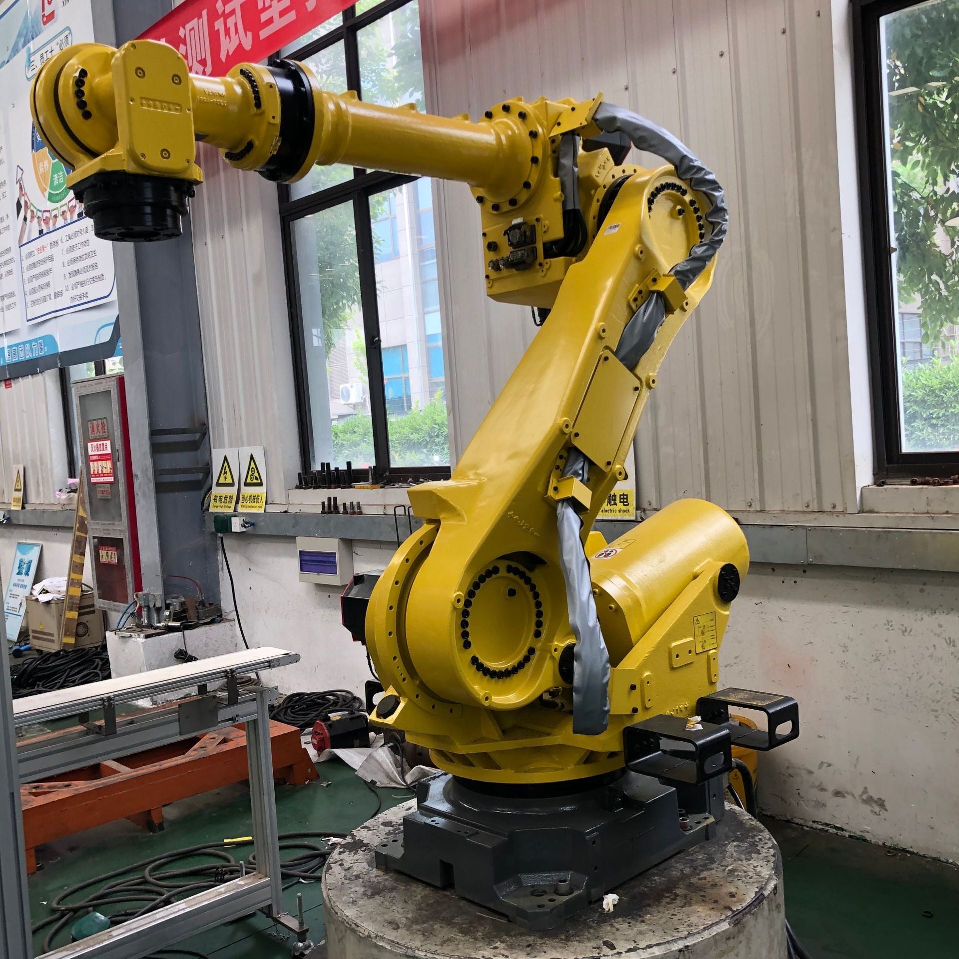 Factory-retired FANUC R-2000iB/185L Max-Reach Robot for Large Workpiece Heavy-Duty Transfer