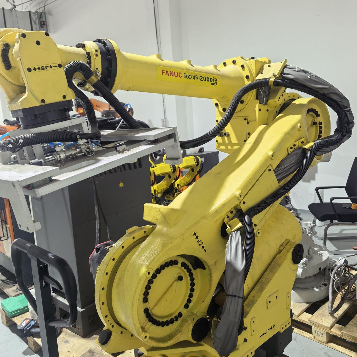 Factory-retired FANUC R-2000iB/185L Max-Reach Robot for Large Workpiece Heavy-Duty Transfer