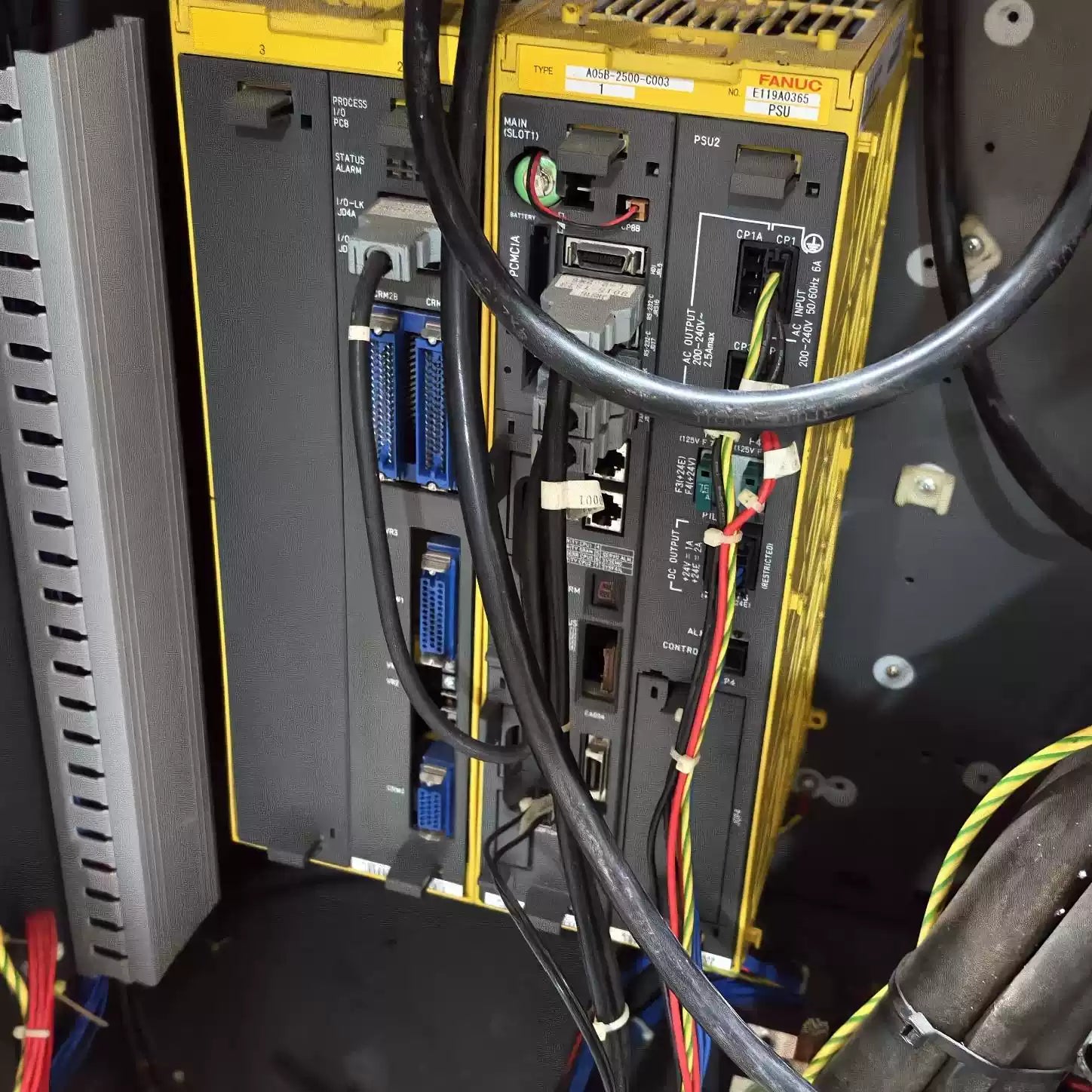 Pre-used FANUC R-2000iB/165F 6-Axis Articulated Robot 165kg Payload 2655mm Reach for Spot Welding & Press Tending